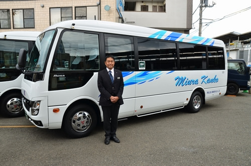 三浦観光バスのマイクロバスと運転手