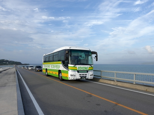 沖縄の海と貸切バス